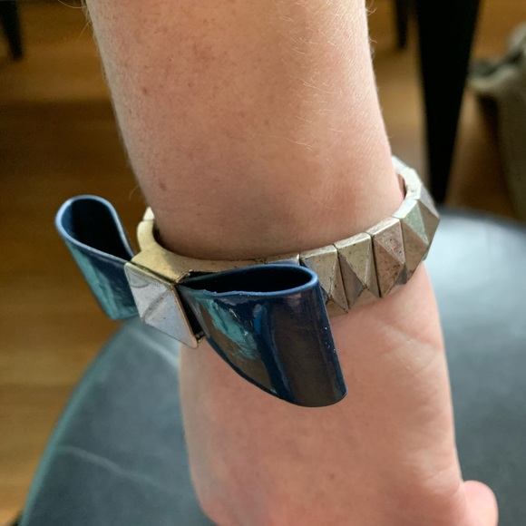 90’s BCBG Bow Bracelet - Picture 3 of 11